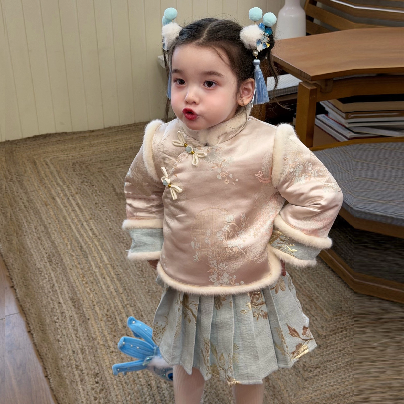 女童新年套装新中式拜年服2025冬季女宝宝夹棉盘扣外套加绒百褶裙