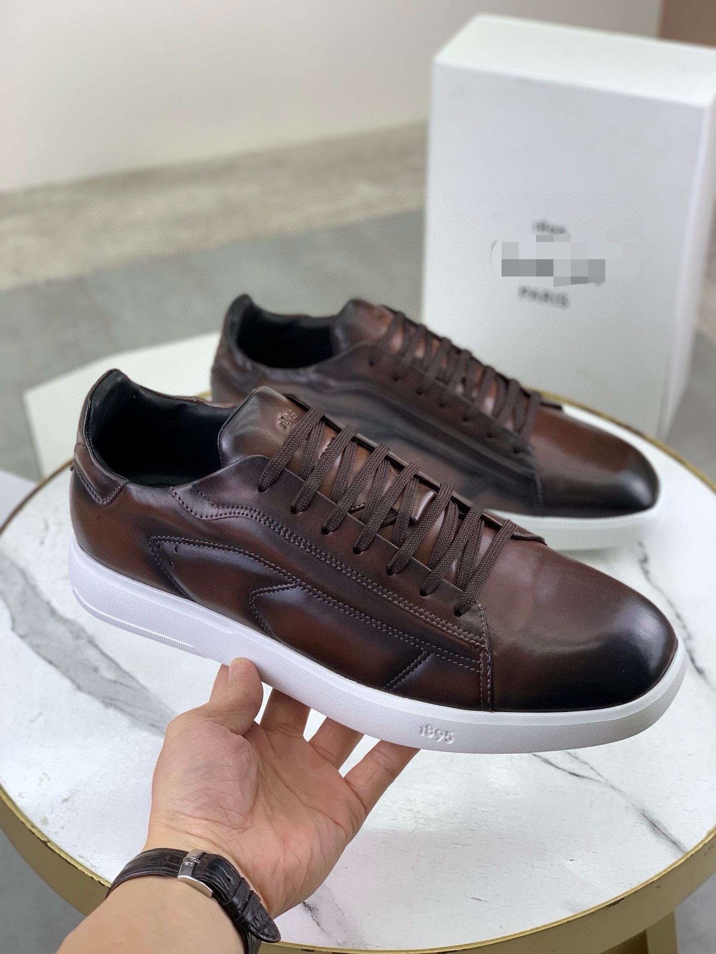 新款男士小牛皮手工擦色复古风圆头运动鞋雕花潮款外贸系带休闲鞋