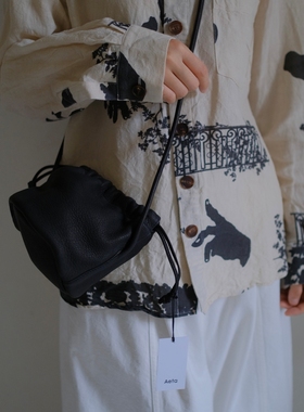 现货 Aeta 经典简约手工纯色鹿皮水桶包 HANDLE POUCH MINI DA115