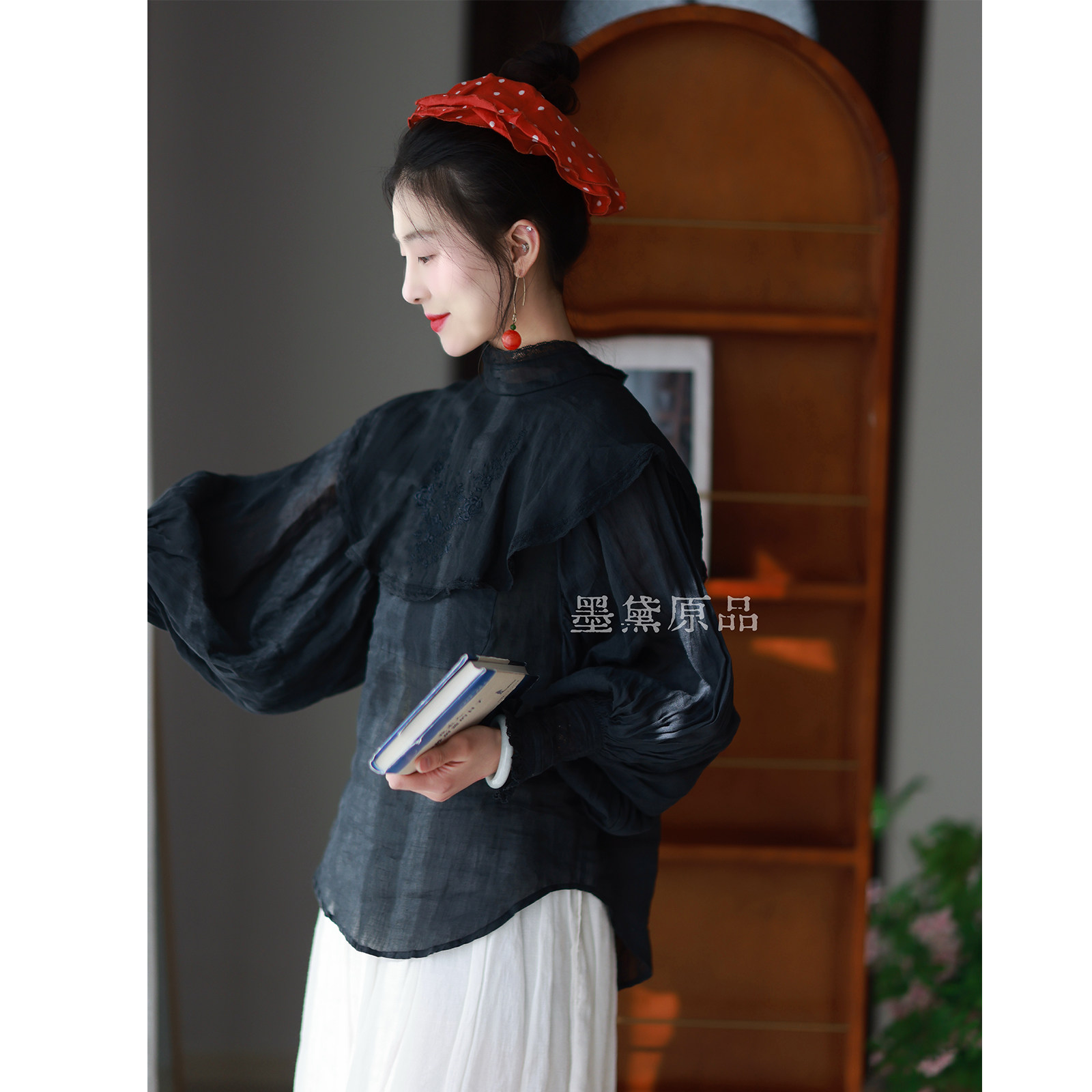 墨黛原品女装2026春新品复古显瘦灯笼袖苎麻衬衫百搭花边系带披肩