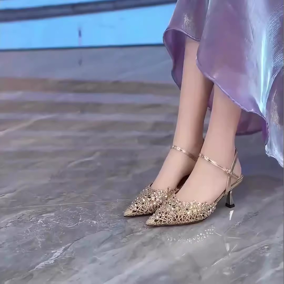 水钻镂空金色晚会鞋女2025年夏季新款一字扣时装凉鞋细跟高跟鞋