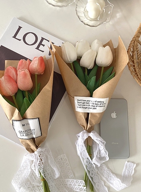 北欧ins韩风黄粉白色郁金香手捧仿真花束摆拍照道具家居装饰摆件