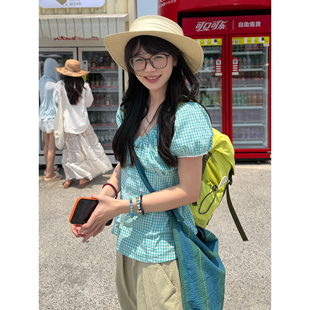 日系甜美湖蓝色格子泡泡袖短款上衣女设计感清新修身V领短袖衬衫