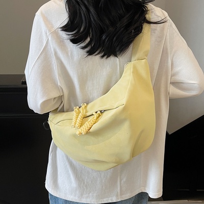 高级感通勤胸包大容量斜挎饺子包