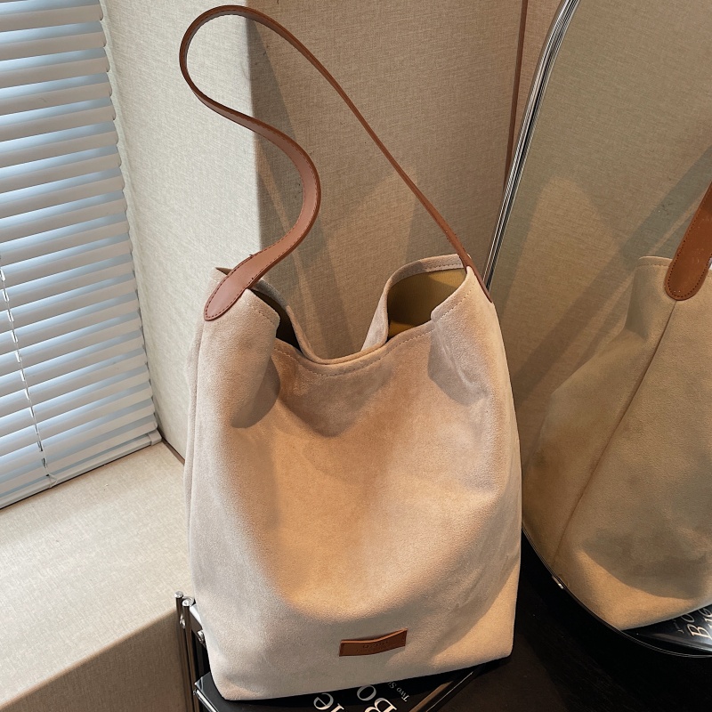 秋冬大容量水桶包包女高级感鹿皮绒单肩腋下包小众百搭通勤托特包