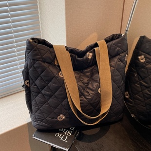 秋冬刺绣帆布包包女2026新款大容量菱格手提袋通勤单肩棉服托特包