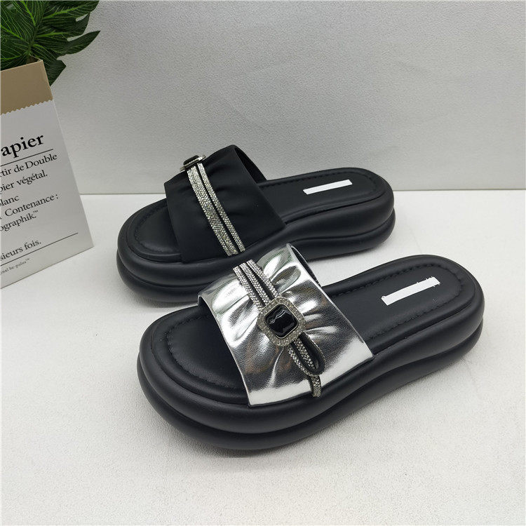 品牌撤柜2026水钻厚底一字拖鞋女夏外穿松糕高级感配裙子凉拖鞋