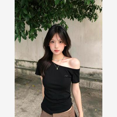简约设计感字母斜肩短款t
