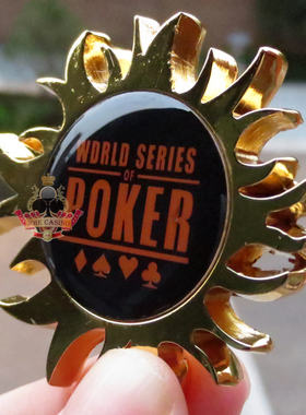 【闲趣坊】WSOP 可旋转玩的金属压牌器 德州扑克礼品 509