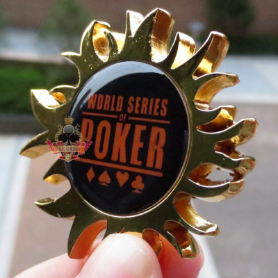 【闲趣坊】WSOP 可旋转玩的金属压牌器 德州扑克礼品 509