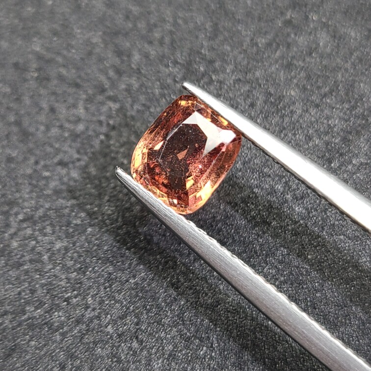 1.27克拉天然无烧日落色彩色蓝宝石 配国际大证
