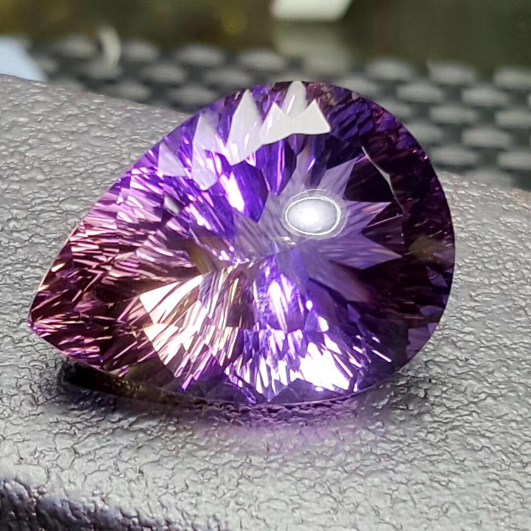 天然水滴形状大颗紫黄晶裸石一颗尺寸20.2x27.5+16mm重量44.6ct