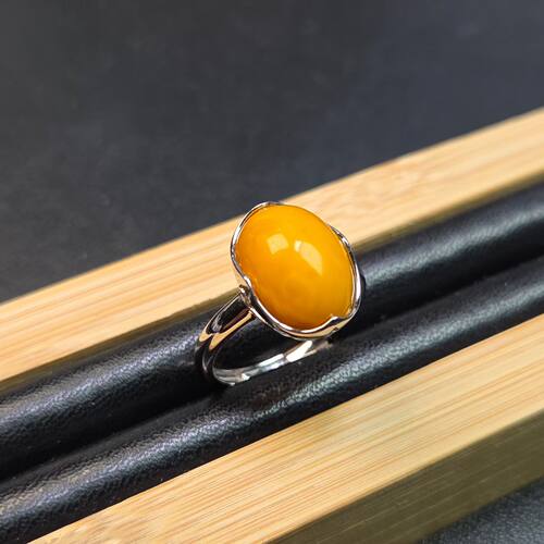 天然蜜蜡戒指老蜡的颜色蜡质浓郁尺寸10*14mm纯天然无烤色