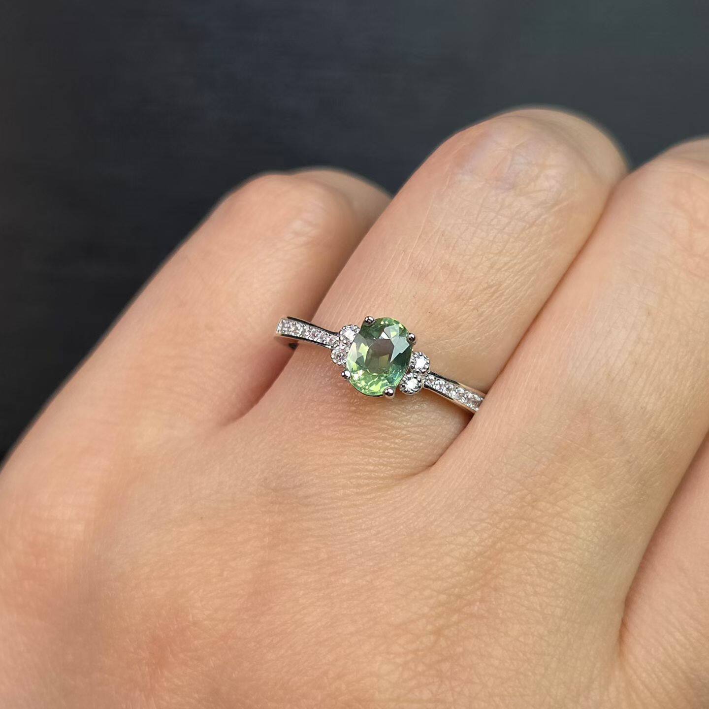 天然绿色蓝宝石戒指重量1.2克拉左右尺寸5*7mm晶体干净亮丽