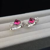 天然糖塔石榴石镁铝耳扣糖塔山全净体晶莹剔透直径5mm925银镶