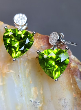 爱心橄榄石耳坠 心形橄榄石可收藏6.97克拉  肉眼全净满火彩 ​