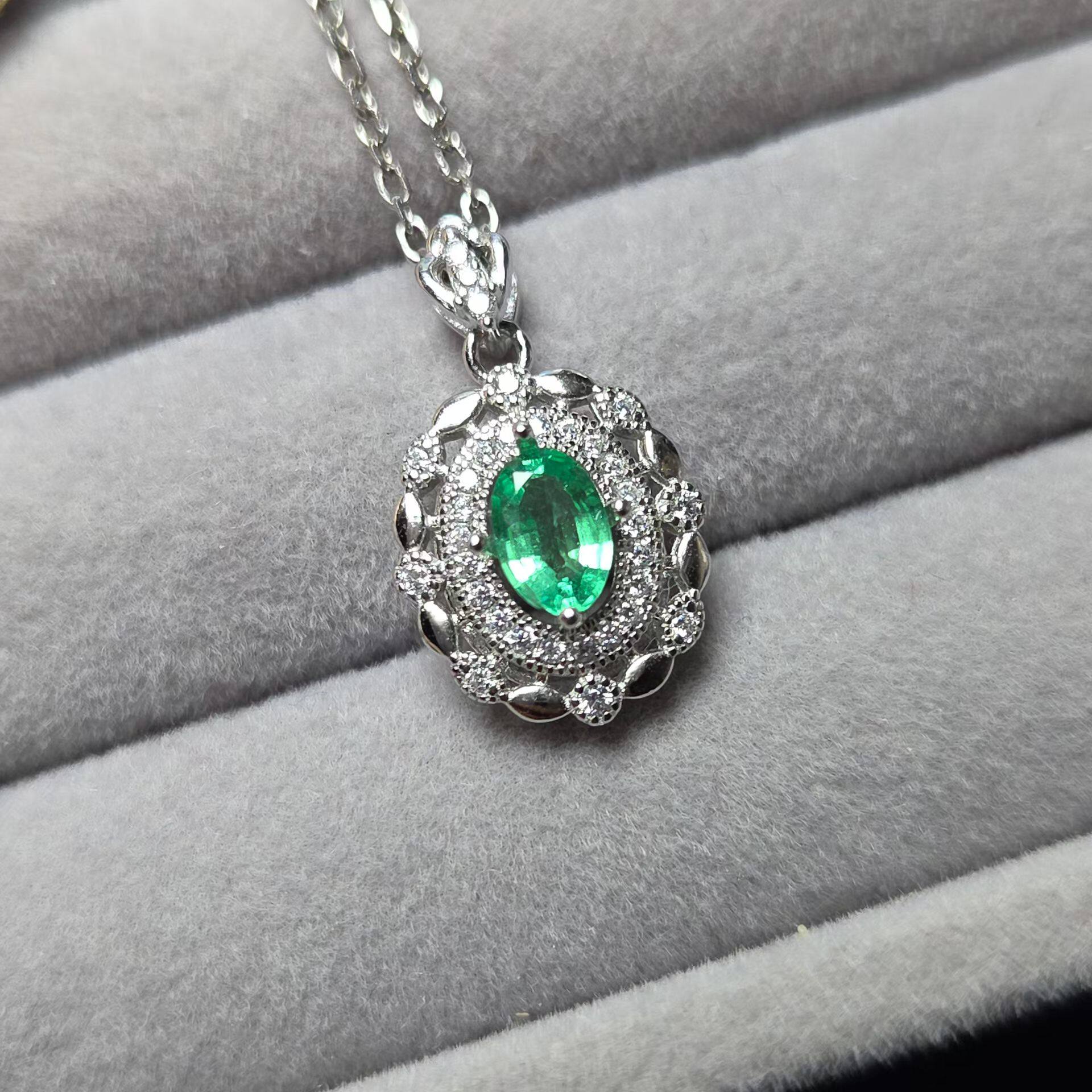 天然祖母绿吊坠小精品镶金级别重量50分左右4*6mm晶体干净925银镶