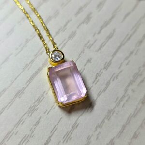 天然粉晶吊坠长方形切割面芙蓉石颜色粉嫩嫩重量5.92克拉