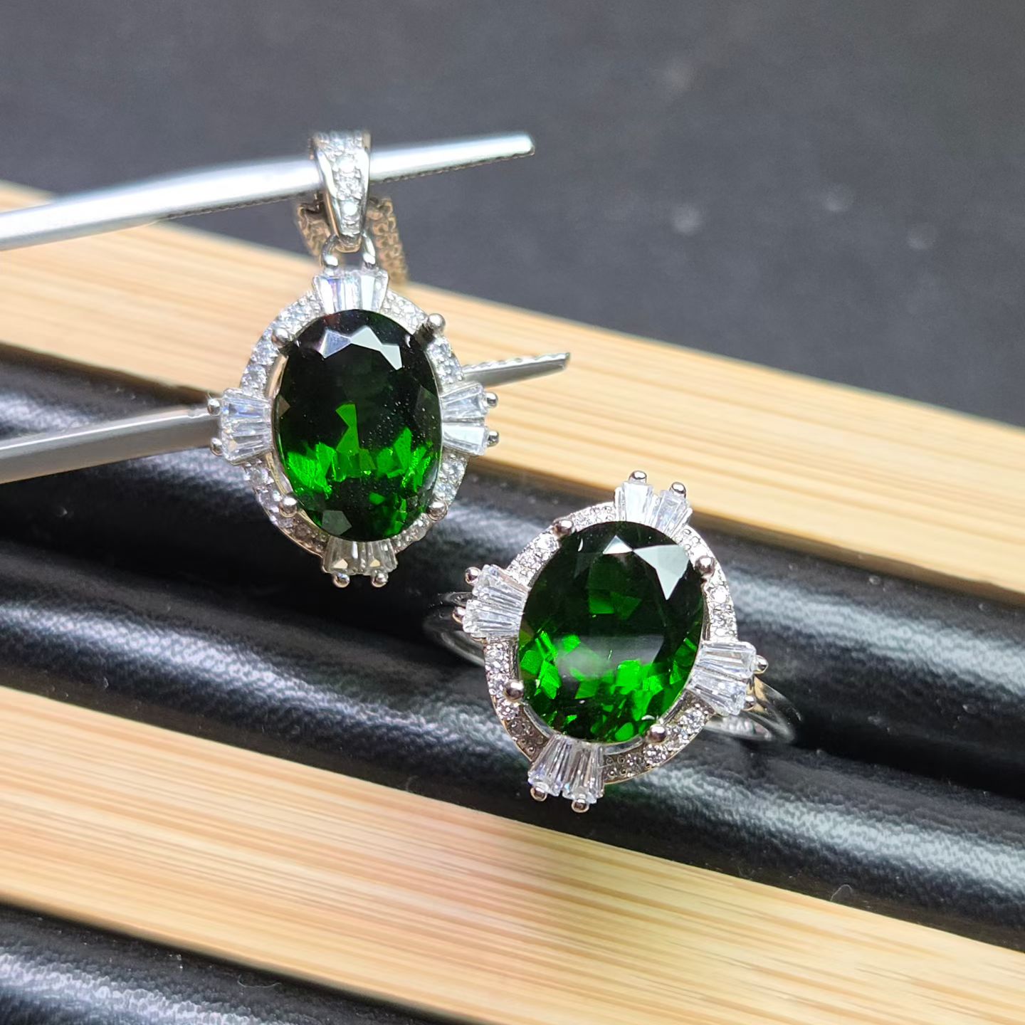 天然透辉石戒指透辉石吊坠大克拉透辉石3克拉以上精选品质铬绿色