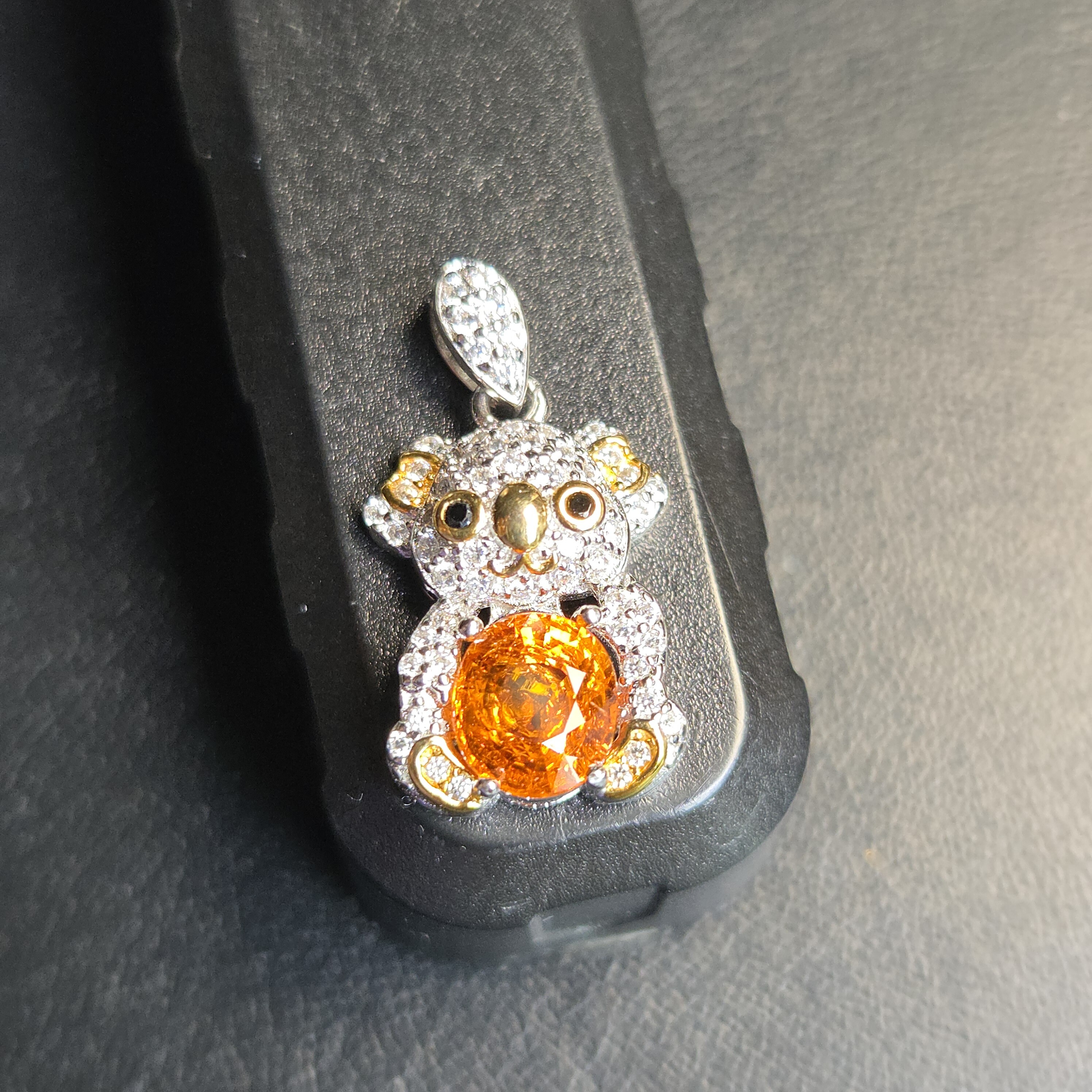 天然芬达石吊坠快乐考拉宝石重量1.33克拉尺寸5.6*6.2mm明橙色