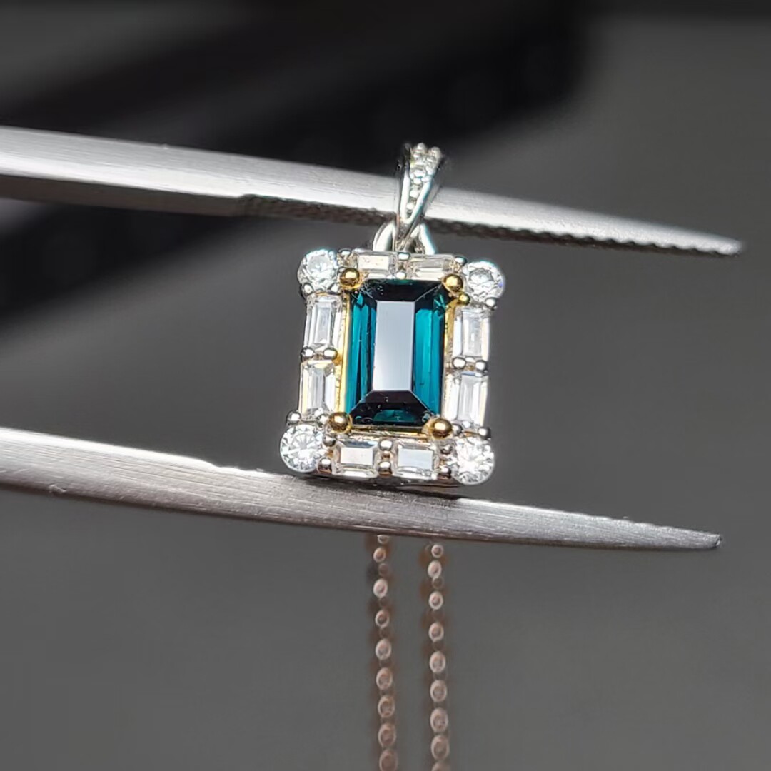 天然蓝宝石吊坠 长方形蓝宝石 重量0.53克拉  净体 925银镶