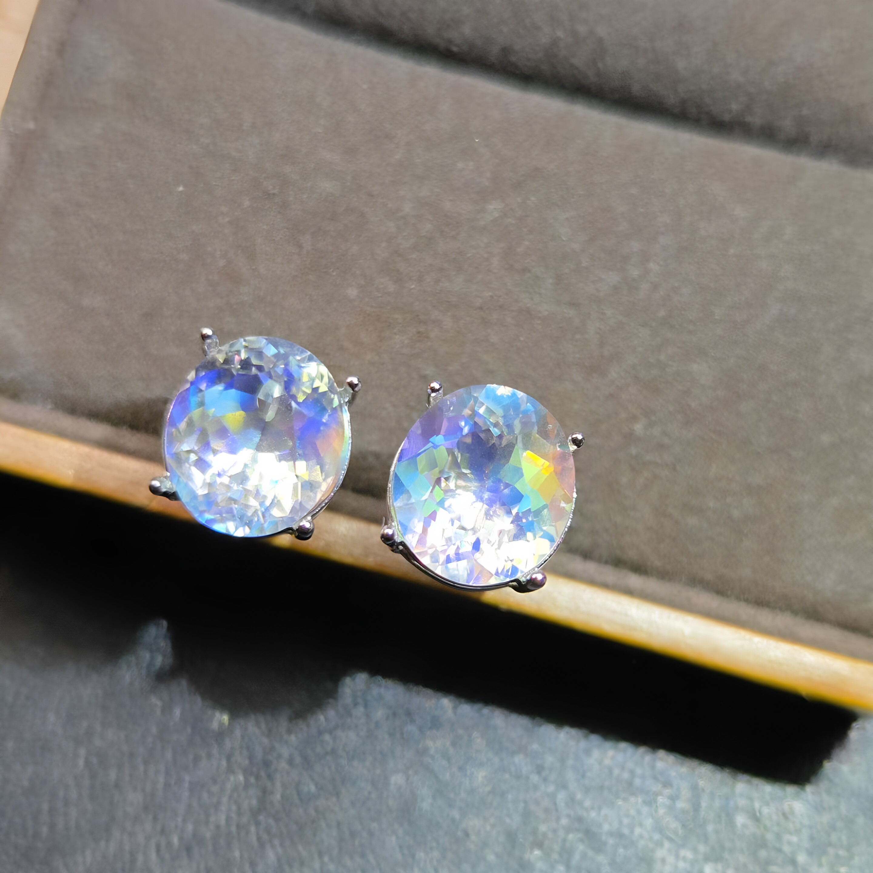 天然刻面彩虹月光耳钉大颗粒收藏级别重量5.22克拉尺寸8*9mm净体