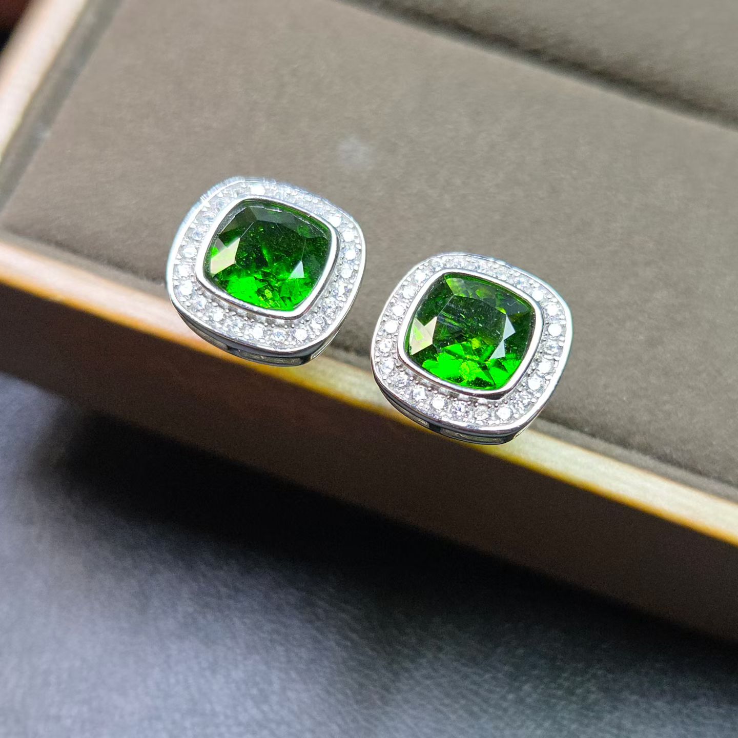 天然透辉石耳钉方枕形状直径6mm重量2克拉左右产自俄罗斯铬绿色