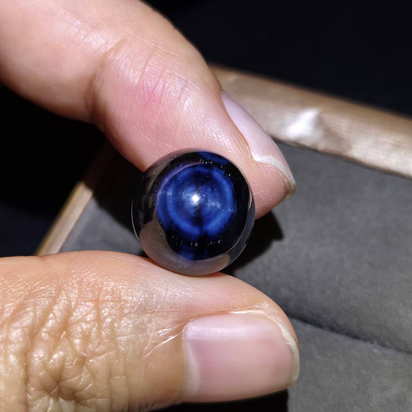 天然蓝宝石珠子具有猫眼效应十分稀少重量22.39克拉直径12.8mm