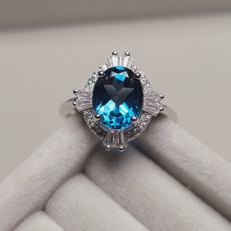 伦敦蓝托帕石戒指色系深邃具体蓝宝石的特质全净体925银镶