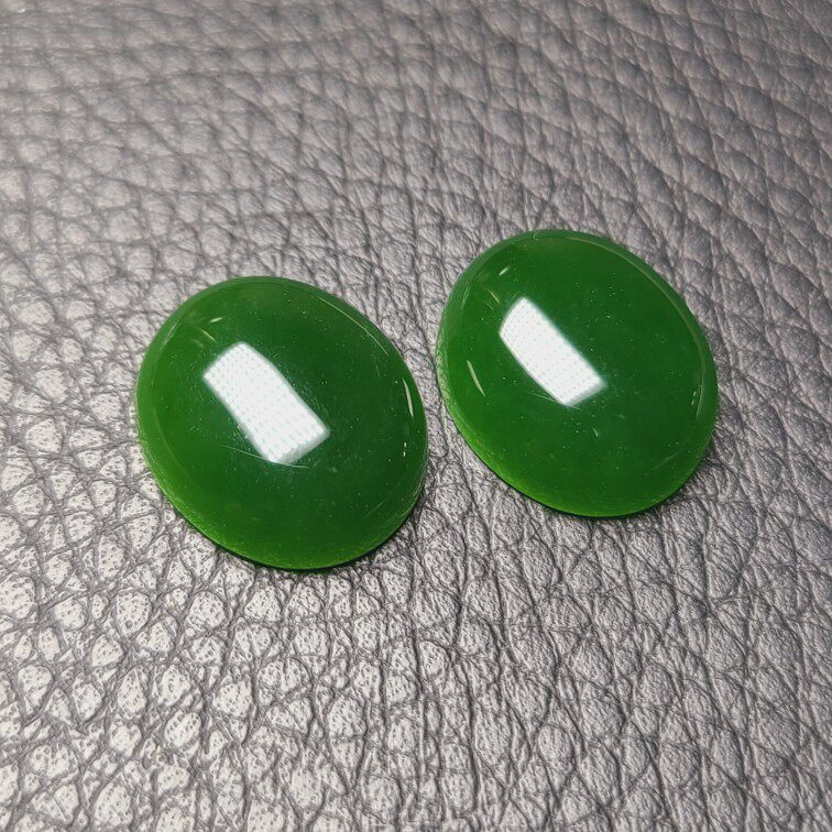 天然老坑碧玉椭圆戒面一对 菠菜绿 16ct 镶金品质 饱满圆润
