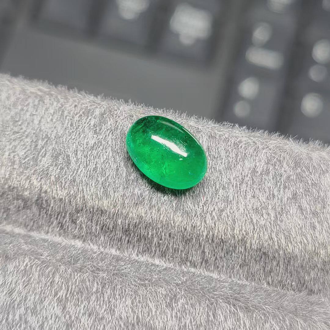 天然帝王绿祖母绿裸石戒面重量2.28克拉 精品荧光好色足晶体好