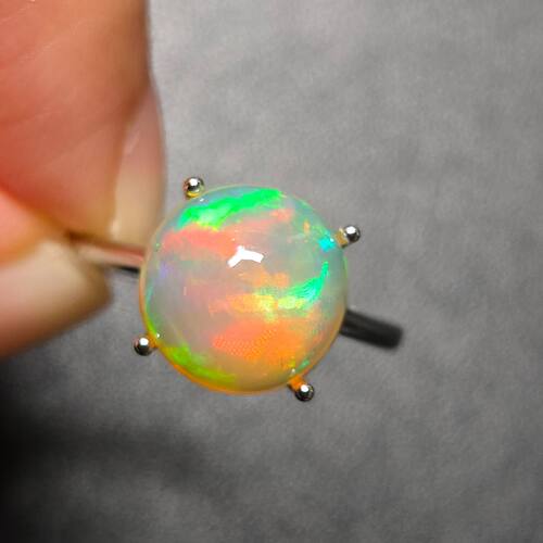 天然欧泊戒指重量2.92克拉10mm天然的无染色如同黄昏之时的晕彩