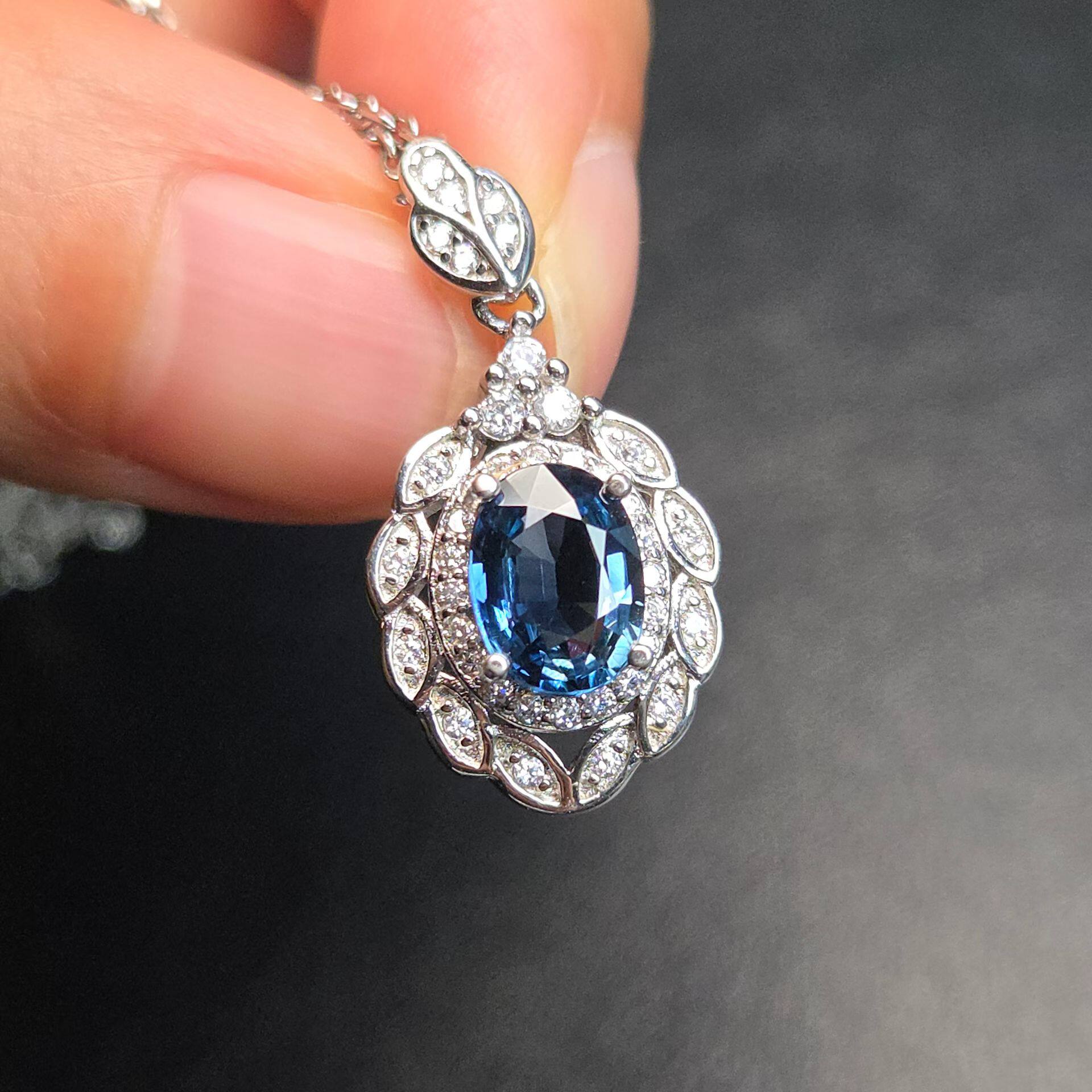 天然蓝宝石吊坠重量1.5克拉尺寸6*8mm.全净体火彩好925银镶孤品