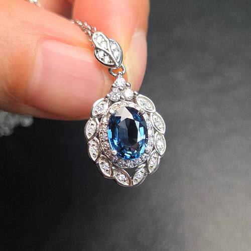 天然蓝宝石吊坠重量1.5克拉尺寸6*8mm.全净体火彩好925银镶孤品