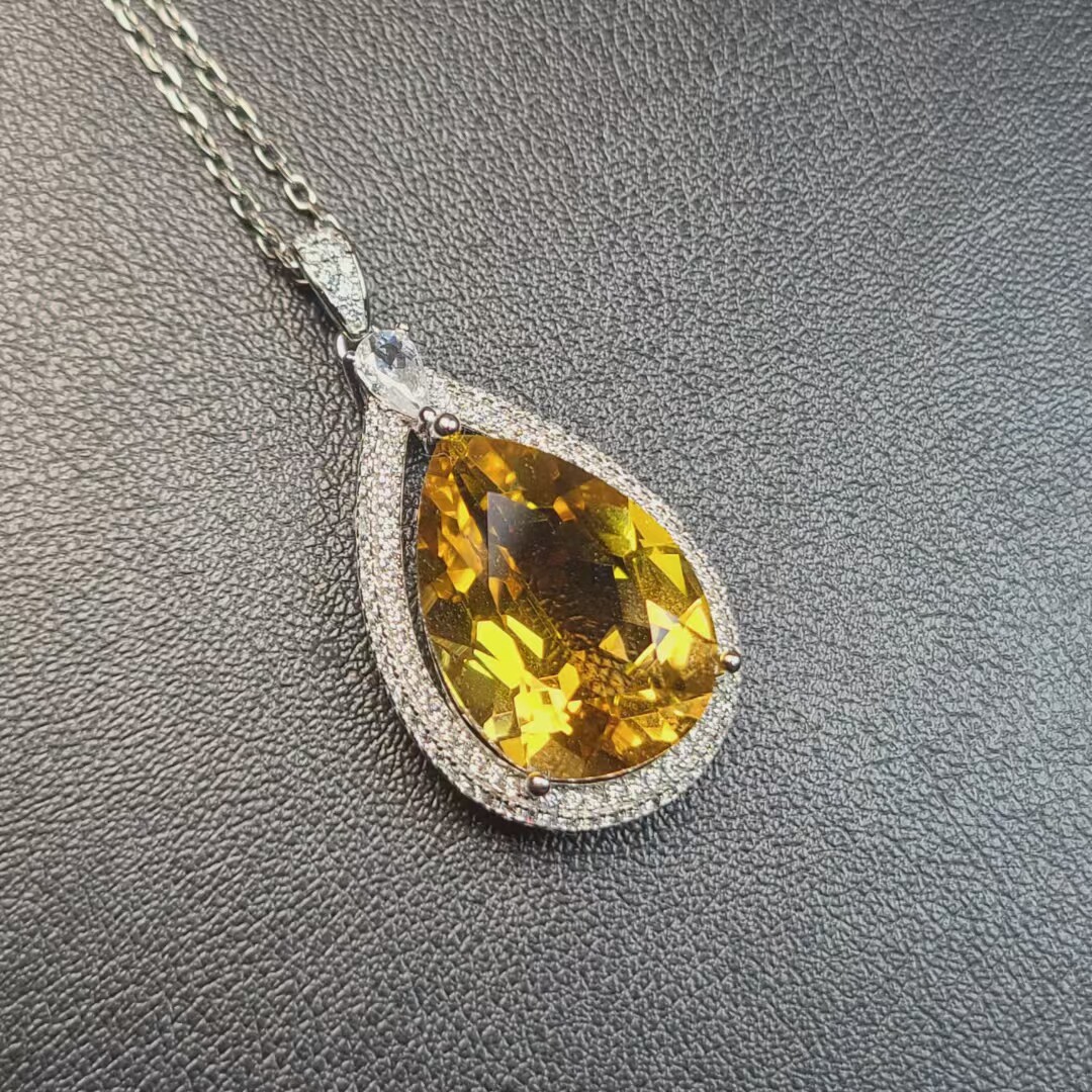 天然金黄色黄水晶吊坠金黄金黄亮闪闪重量9.3克拉尺寸13*18mm