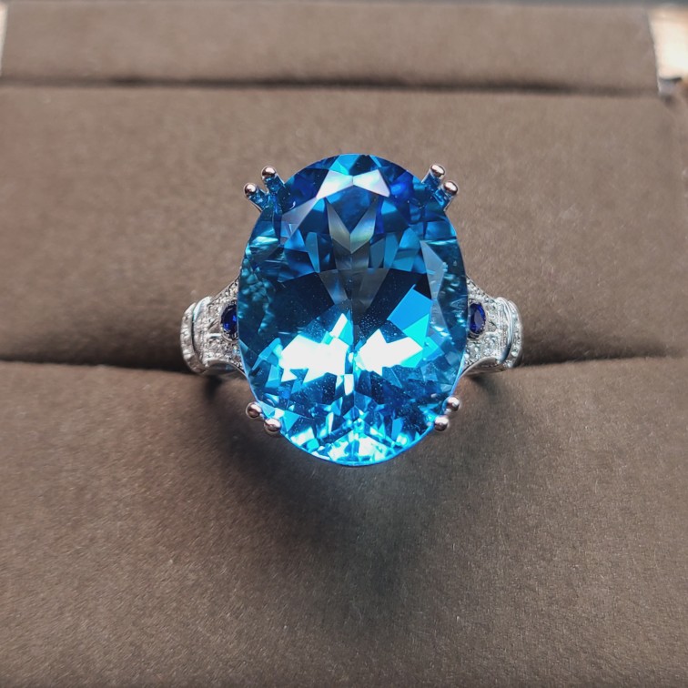 15克拉左右瑞士蓝托帕石戒指颜色好全净玻璃体13*18mm925银镀白金