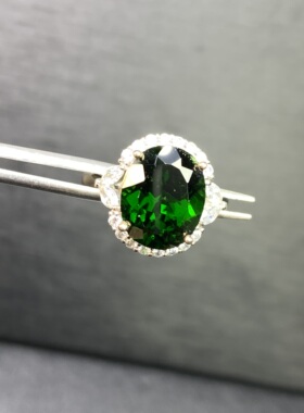 天然大颗透辉石戒指重量5.76克拉大颗粒稀少名贵9.8*12mm铬绿色
