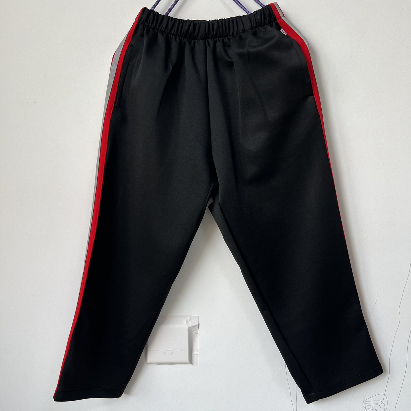 黑色大红宽杠压两道反光条校服裤