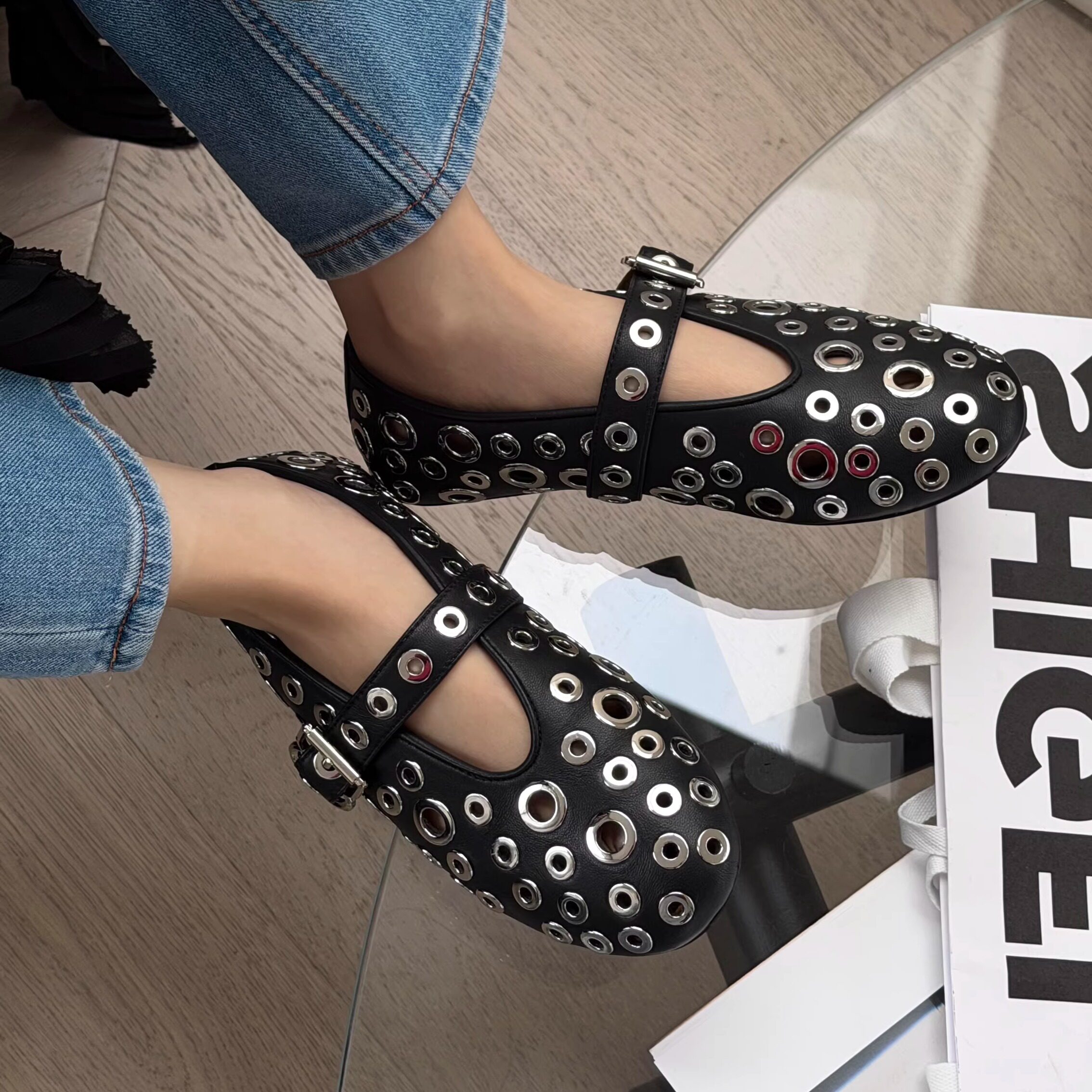 诗歌兰2026新款铆钉玛丽珍鞋女复古风一字扣小皮鞋镂空平底芭蕾鞋