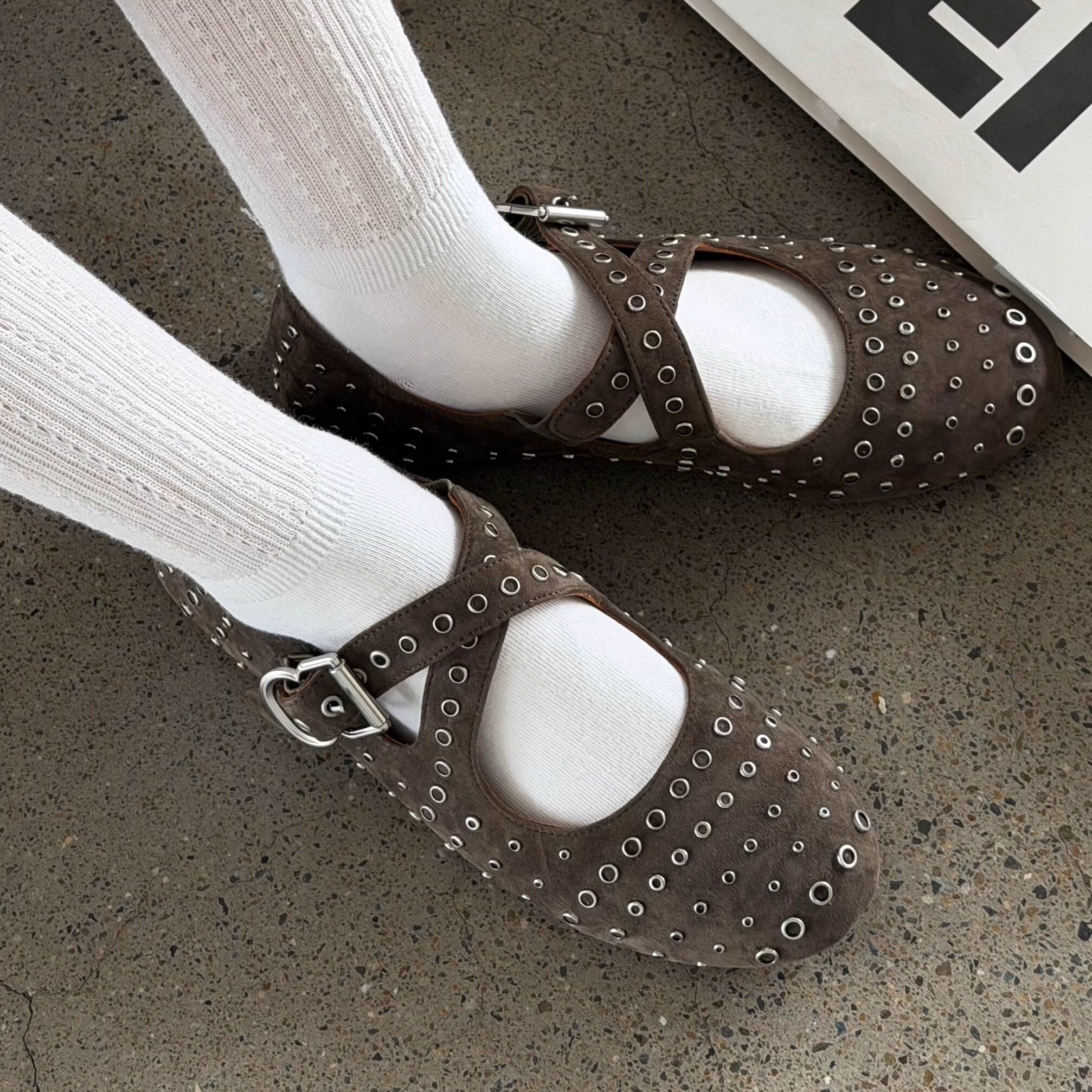 诗歌兰2026新款真皮磨砂铆钉玛丽珍鞋女复古风交叉带芭蕾舞单鞋潮