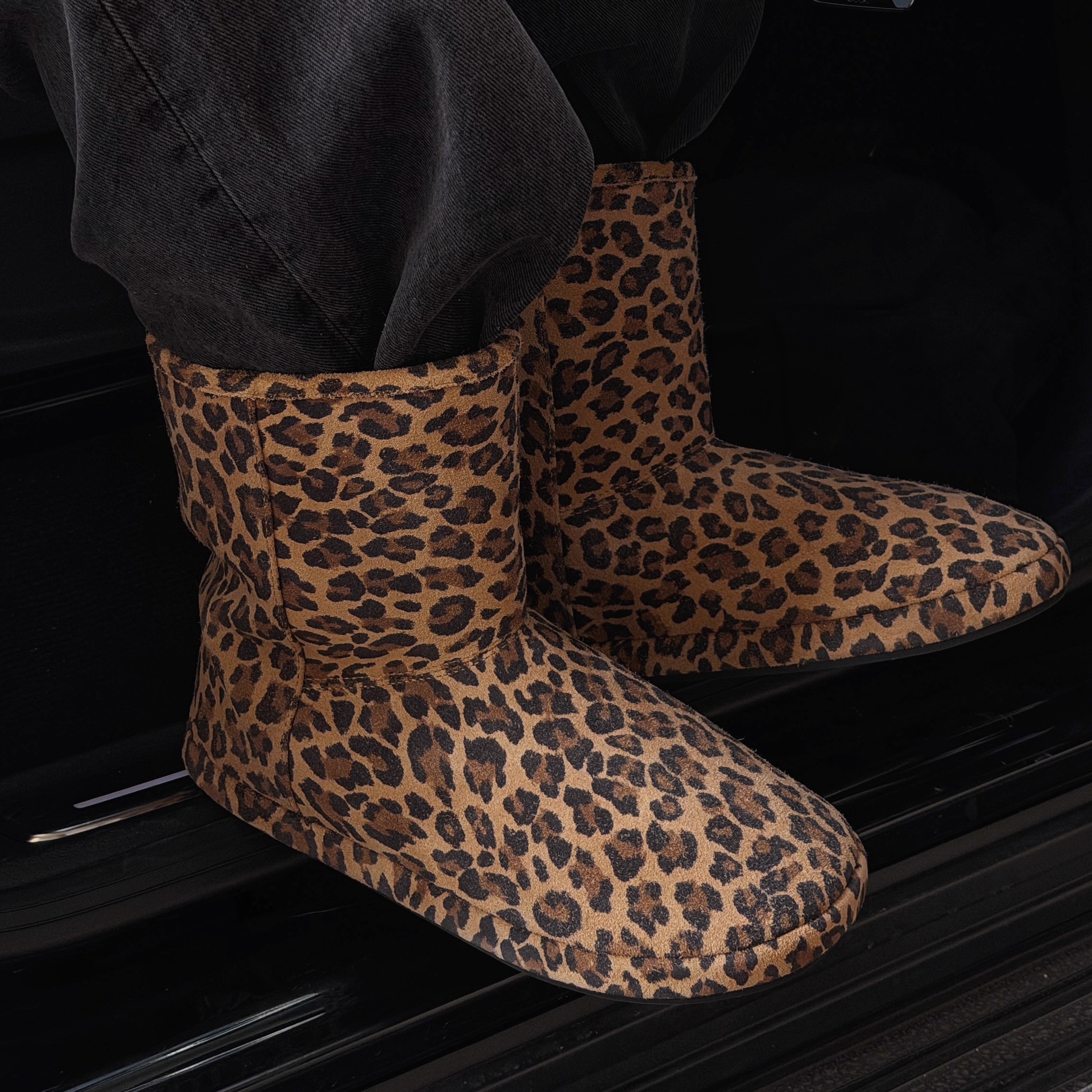 诗歌兰2025新款真皮磨砂豹纹短靴