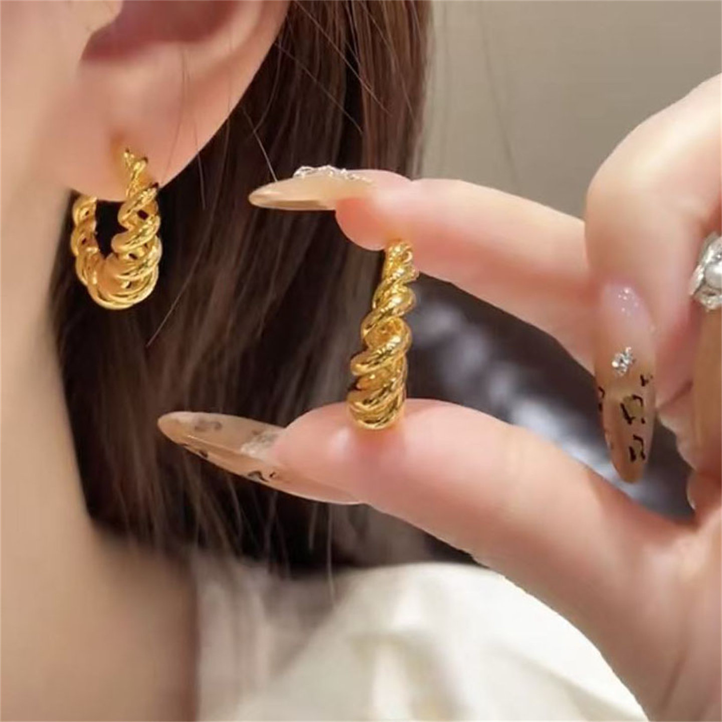 法式复古麻花耳饰小众简约金色欧美轻奢耳圈耳环新款金属圆圈耳钉