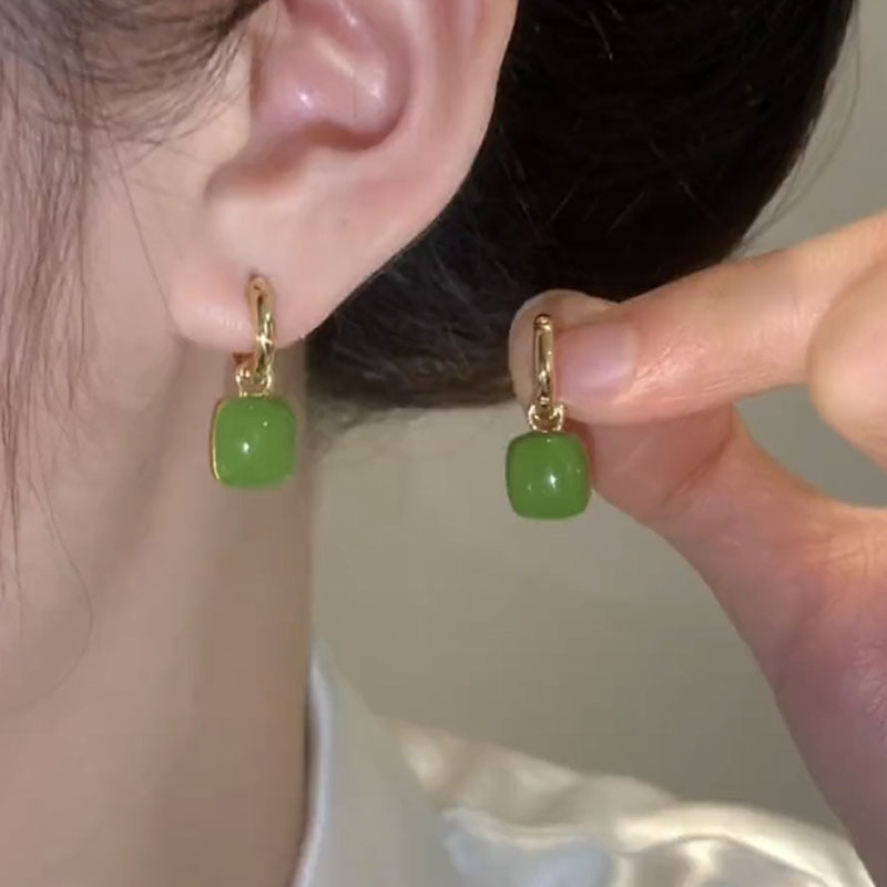春季牛油果绿色耳坠高级感耳饰2025年新款潮耳环女小众设计感耳扣