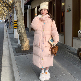 粉色可盐可甜彩扣装饰长款羽绒服女2025冬季新款90白鸭绒连帽外套