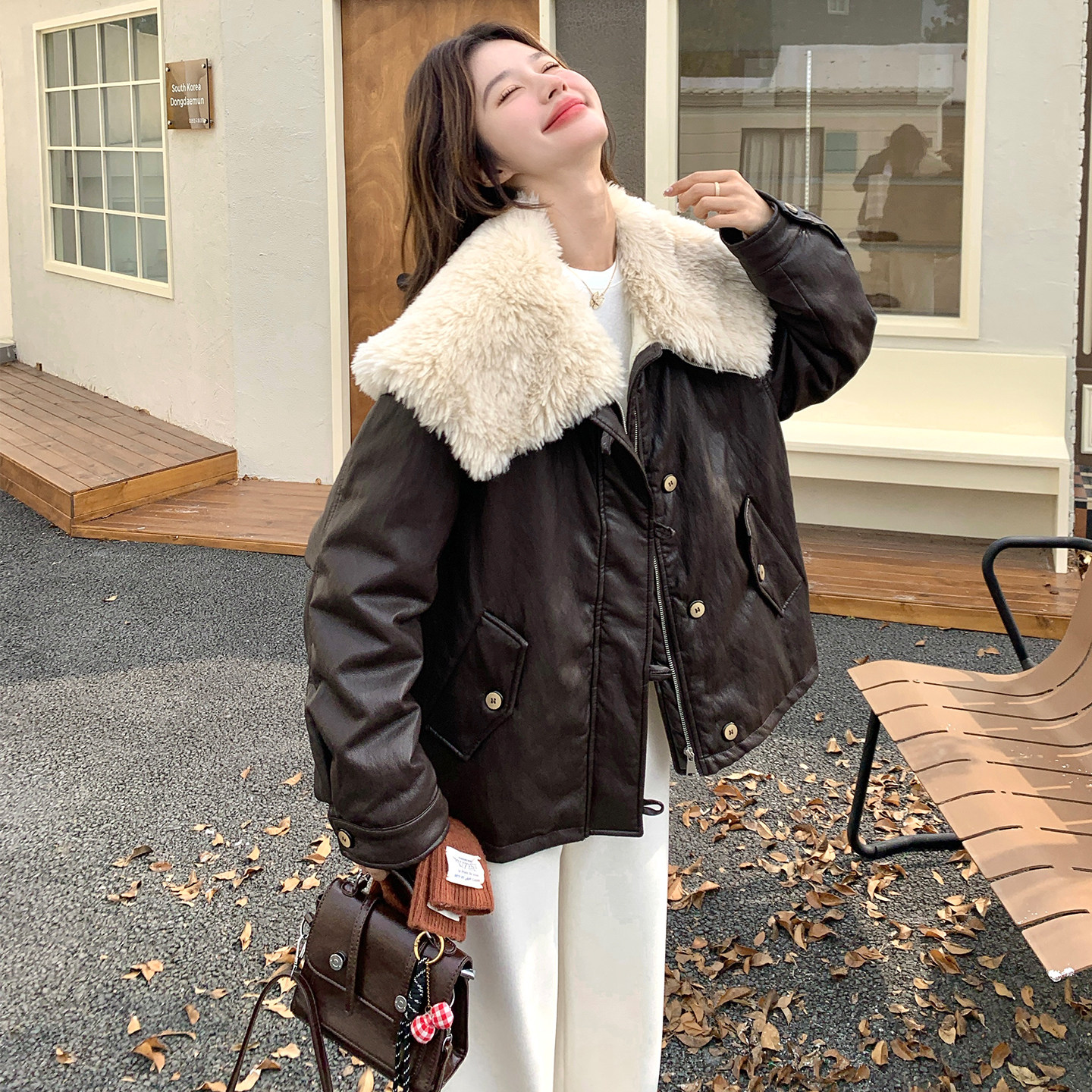 咖啡色毛绒拼接大翻领皮衣羽绒服女2025年冬季新款90白鸭绒机车服