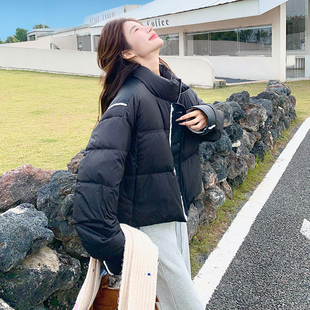 黑色俏皮减龄羊羔毛拼接90白鸭绒羽绒服女2025冬季新款保暖短外套