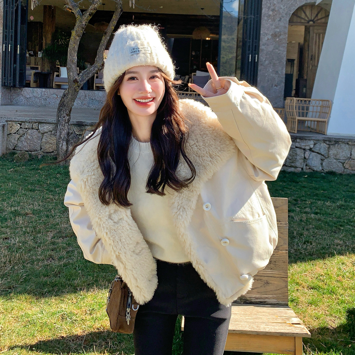 米白色慵懒风毛绒绒羊羔毛羽绒服女2025冬季新款90白鸭绒保暖外套