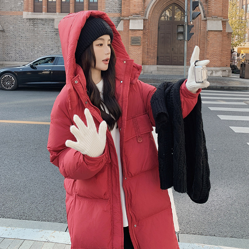 红色中长款羽绒服外套女冬季2023新款高级感炸街保暖白鸭绒面包服