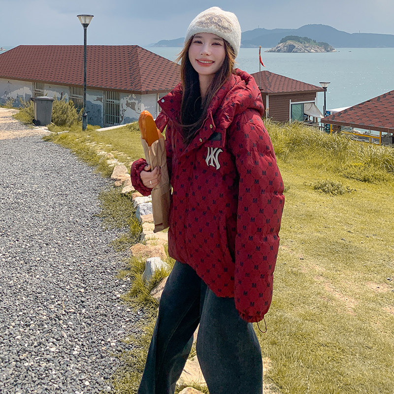 红色可盐可甜时髦范字母印花羽绒服女2025冬季新款中长款连帽外套