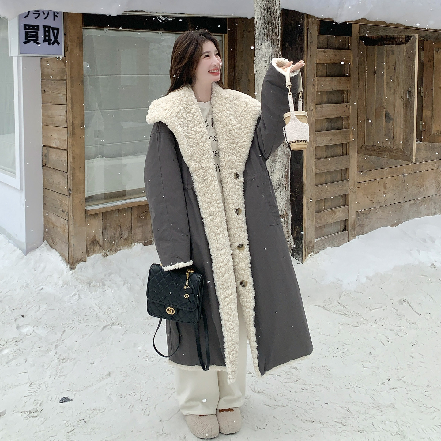 灰色韩版设计款收腰派克服女2025年冬季新款两面穿软糯羊羔毛棉服